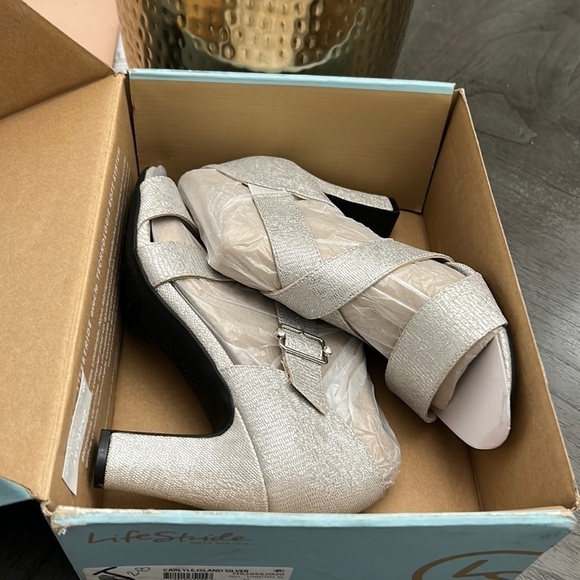 LifeStride Carlyle Peep Toe Pump (WIDE) - Picture 2 of 11